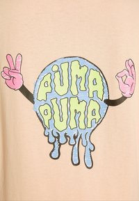 Cercle bleu dégoulinant avec texte vert "PUMA PUMA", deux mains de dessin animé roses faisant les signes de paix et d'ok sur un fond beige.