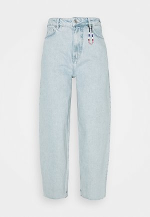 Ljust blå denimjeans med lös passform, hög midja och synlig sömnad. Inkluderar ett dekorativt pärlaccent på bältesöglan.