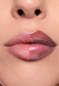 Dwie usta podzielone na pół: lewa strona w matowym jasnoróżowym kolorze, prawa strona w połyskującym głębokim różu z subtelnymi różnicami tekstury.