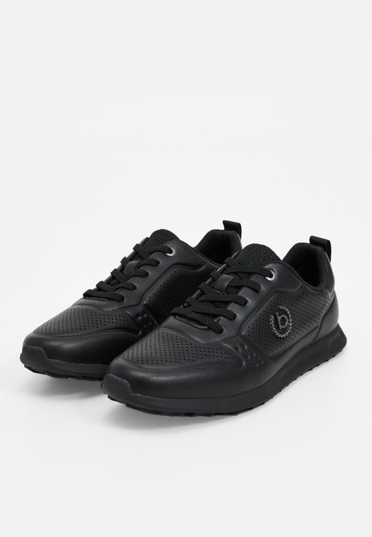 Chaussures de sport noires en matériau synthétique. Présentent un design perforé, un bout rond et un système de lacets. Inclut un détail de logo sur le côté.