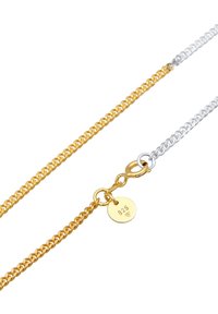 Collana in oro e argento con maglie intrecciate, chiusura a moschettone e un piccolo tag rotondo contrassegnato "925".