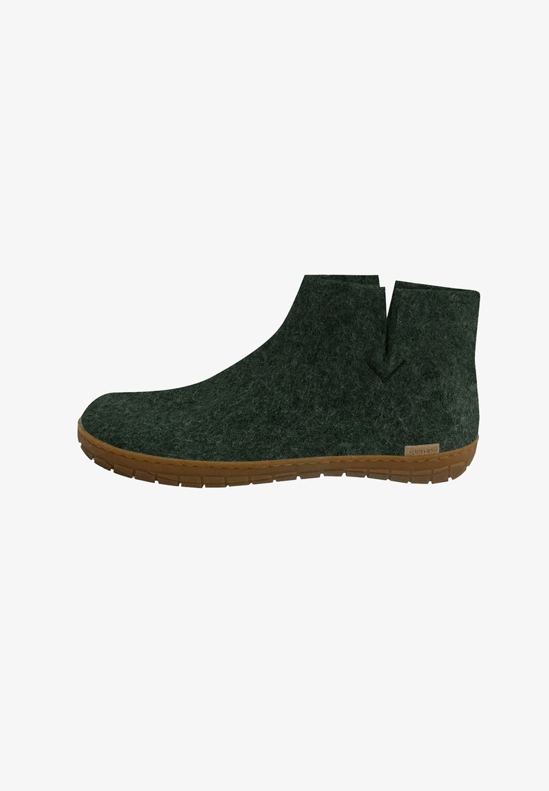 Stivaletti in feltro verde con un taglio a V, suola in gomma e finitura texture. Doppia cucitura evidente lungo i bordi.