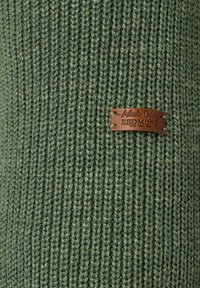 Grüne Strickmütze mit gerippter Textur, versehen mit einem braunen Lederschild, auf dem "Authentic Clothing REDMOND" steht.