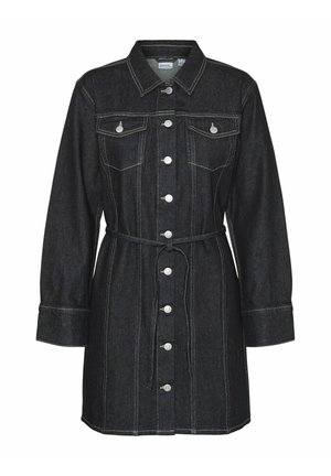 Abito camicia in denim scuro con maniche lunghe, chiusura a bottoni, due tasche sul petto e vita con cintura. Presenta cuciture bianche a contrasto.
