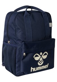 Navyblauwe rugzak van duurzaam materiaal, met een centrale ritsvak, een mesh zijvak en een groot wit logo aan de voorkant.