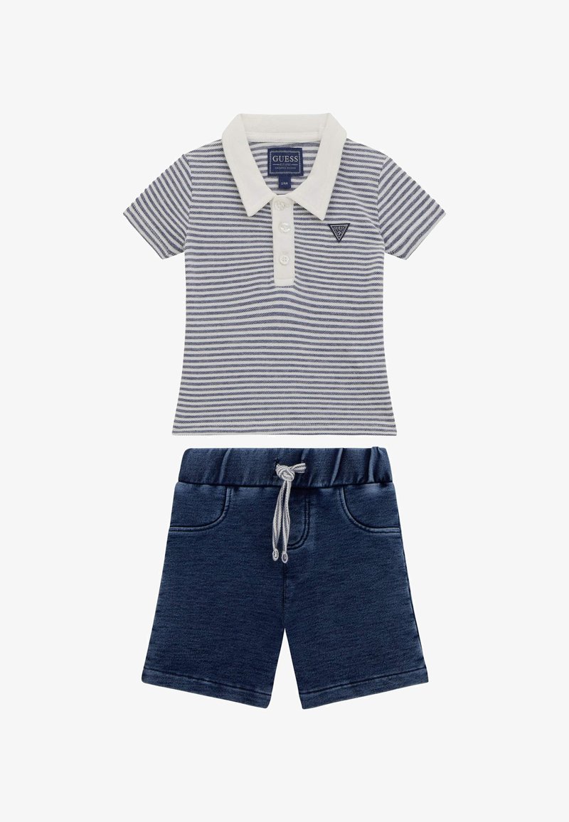 Randig kortärmad pikétröja i marinblått och vitt med tre knappar och krage; ihopparad med marinblåa shorts med resår i midjan och sidofickor.