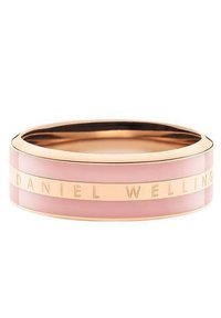 Roségoldring mit glattem Metall-Innenband und abwechselnd glänzenden pinken sowie matten Roségoldstreifen. Graviert mit "DANIEL WELLING."