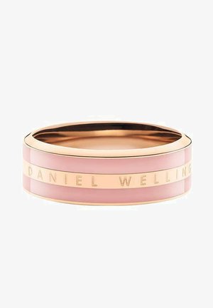 Roséguld ring med en slät metallinre ring och växelvis glansiga rosa och matte roséguld ränder. Graverad "DANIEL WELLING."
