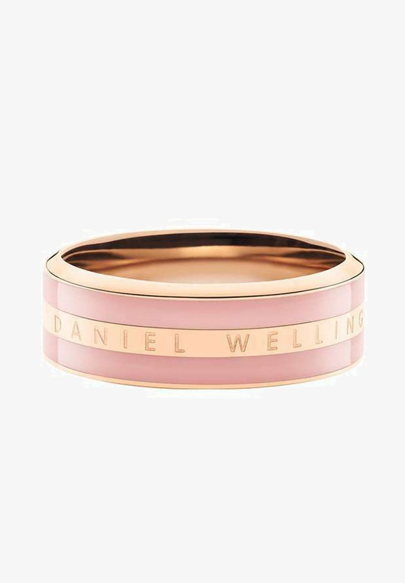 Roséguld ring med en slät metallinre ring och växelvis glansiga rosa och matte roséguld ränder. Graverad "DANIEL WELLING."