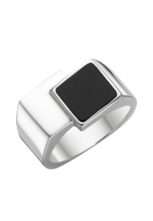 Silberner Ring mit einem breiten Band und einem polierten schwarzen quadratischen Stein, der oben in einer erhöhten Fassung eingefasst ist.