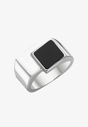 Silberner Ring mit einem breiten Band und einem polierten schwarzen quadratischen Stein, der oben in einer erhöhten Fassung eingefasst ist.
