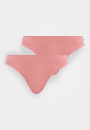 Dwie gładkie, różowe damskie figi w stylu hipsterskim, ułożone płasko na białym tle.