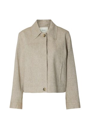 Veste courte beige avec col large, manches longues, deux gros boutons et des détails subtils de coutures, confectionnée dans un tissu texturé.