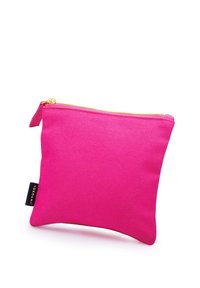 Pochette in tessuto rosa con esterno texture, chiusura con zip dorata e un'etichetta laterale che mostra "YOKOAMI." Forma compatta e rettangolare.