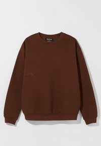 Felpa marrone con colletto rotondo e maniche lunghe. Realizzata in materiale morbido, presenta un piccolo logo stampato sulla parte anteriore. Polsini ed orlo elastici.