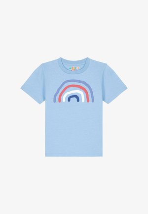 Hellblaues Baumwoll-T-Shirt mit einem mehrfarbigen Regenbogen-Design in Rot, Pink, Lila und Weiß. Kurze Ärmel und runder Ausschnitt.