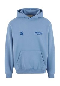 Felpa leggera blu con cappuccio in cotone, dotata di una tasca a marsupio frontale, polsini e orlo a coste. Presenta loghi e testo stampati in blu sul petto.