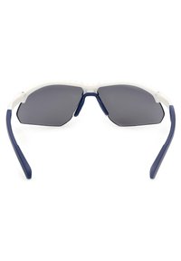 Occhiali da sole con montatura bianca, dettagli blu e lenti grigie sfumate. Presentano un design sportivo con aste dritte e una costruzione robusta.