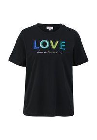 Zwarte katoenen t-shirt met korte mouwen, versierd met "LOVE" in meerkleurige pailletten en daaronder handgeschreven tekst "liefde is het antwoord".