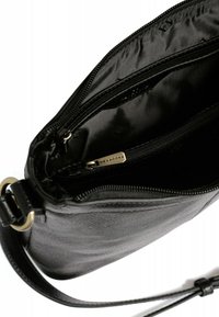 Borsa a tracolla in pelle nera con una texture liscia, dotata di una chiusura con zip, scomparti interni e un'etichetta con la scritta "HEXAGONA."