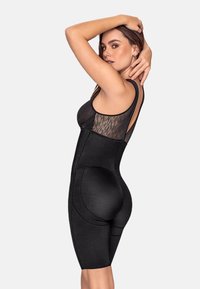 Schwarzer Body mit transparenten Netzpaneelen an den Schultern, konturierenden Nähten und einem taillierten Design, das die Silhouette betont. Glattes, dehnbares Material.