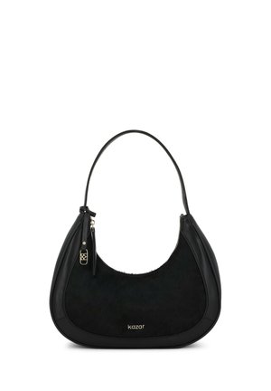 Sac d'épaule noir en forme de croissant avec des textures lisses et en daim, une fermeture éclair sur le dessus et un petit logo doré "kazar" à l'avant.