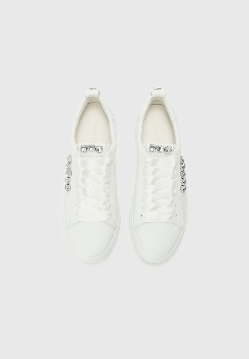 Weiße Sneaker aus glattem Material haben eine runde Zehenform, flache weiße Schnürsenkel und dekorative Strasssteine an den Seiten.