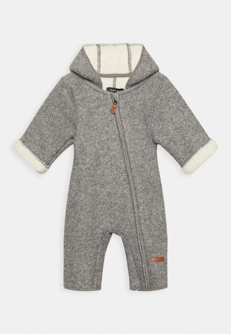 Combinaison bébé en polaire grise avec capuche, fermeture éclair diagonale à l'avant et doublure en polaire blanche visible aux poignets et à l’intérieur de la capuche.