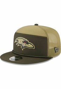 Olivgrüner Baseballcap mit flachem Schirm, Netzseiten und gesticktem Baltimore Ravens-Logo in Gold und Schwarz auf der Vorderseite.