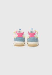 Des baskets colorées mettant en avant un mélange de mesh blanc, de daim bleu, avec des accents rose et jaune, des matériaux texturés et une semelle en caoutchouc avec une poignée à l'arrière.
