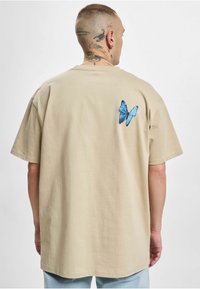 Upscale by Mister Tee LE PAPILLON OVERSIZE  - Marškinėliai su spaudiniu - sand