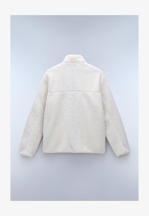 Biała, fakturowana kurtka polarowa z wysokim kołnierzem, długimi rękawami i prostym dołem. Posiada szew wzdłuż pleców dla dodatkowej struktury.