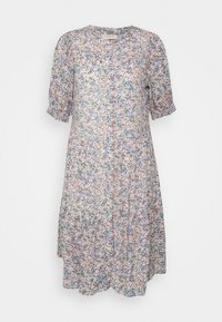 Robe midi fleurie avec de courtes manches bouffantes, présentant un motif pastel de fleurs bleues et roses sur un fond clair et une fermeture à boutons devant.