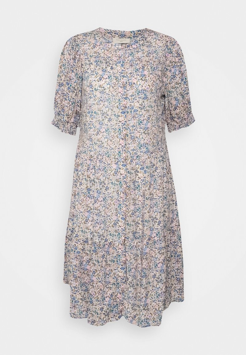 Vestido midi floral con mangas cortas abullonadas, que presenta un patrón en tonos pastel de flores azules y rosas sobre un fondo claro y un cierre frontal con botones.