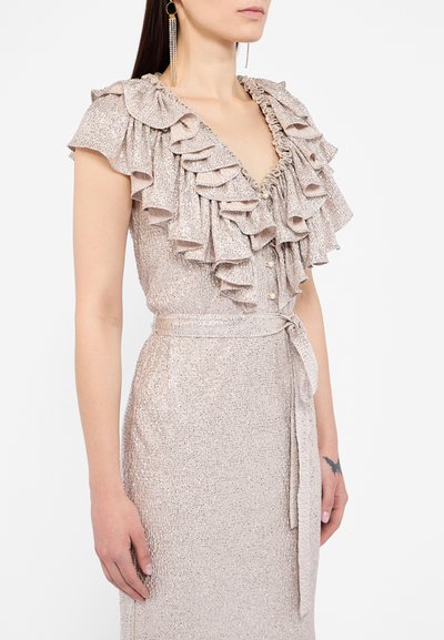 Robe rose clair avec un tissu texturé et scintillant. Encolure à volants, taille ajustée avec ceinture et détails de boutons à l'avant.