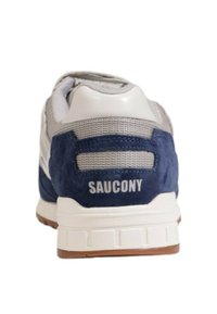 Marinblå sneakers med grå mesh och vita läderdetaljer, utrustad med en strukturerad gummisula och framträdande "SAUCONY"-logotyp på hälen.