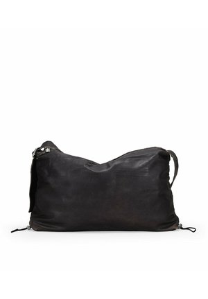 Gran bolsa de cuero negro grande con una textura suave, forma relajada, correa de hombro ajustable y detalles de cordón en la base.