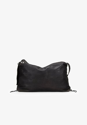 Gran bolsa de cuero negro grande con una textura suave, forma relajada, correa de hombro ajustable y detalles de cordón en la base.