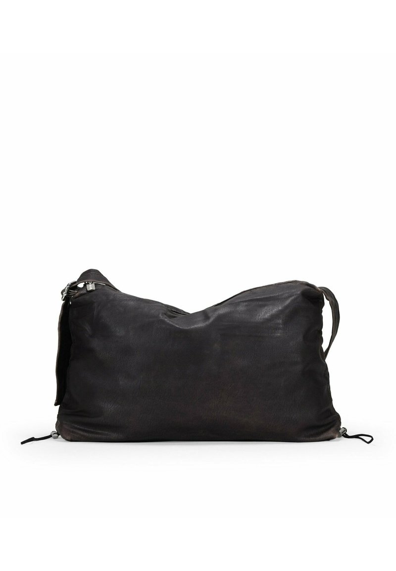 Gran bolsa de cuero negro grande con una textura suave, forma relajada, correa de hombro ajustable y detalles de cordón en la base.