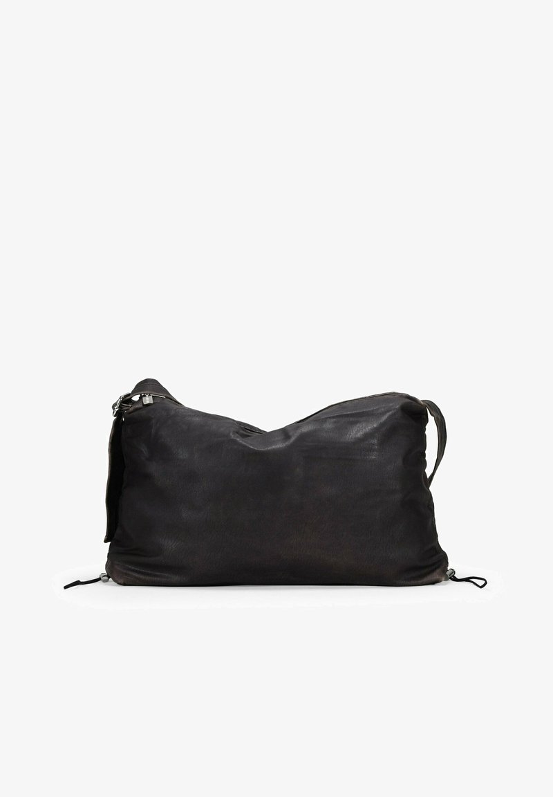 Gran bolsa de cuero negro grande con una textura suave, forma relajada, correa de hombro ajustable y detalles de cordón en la base.