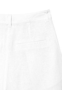 Pantaloni bianchi in lino con una finitura liscia e testurizzata. Presentano una tasca posteriore con bordo cucito e un design semplice e dritto.