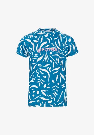 Niebieska koszula z krótkim rękawem, zdobiona białymi abstrakcyjnymi wzorami, z wyraźnym różowym logo "protest" z przodu. Gładka tekstura materiału.