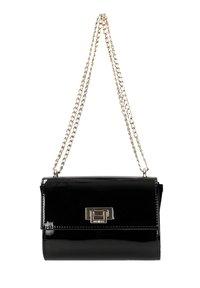 Schwarze Lackleder-Handtasche mit einem goldenen Kettenriemen, rechteckiger Form, schlankem Design und einem auffälligen silbernen Logoverschluss auf der Vorderseite.