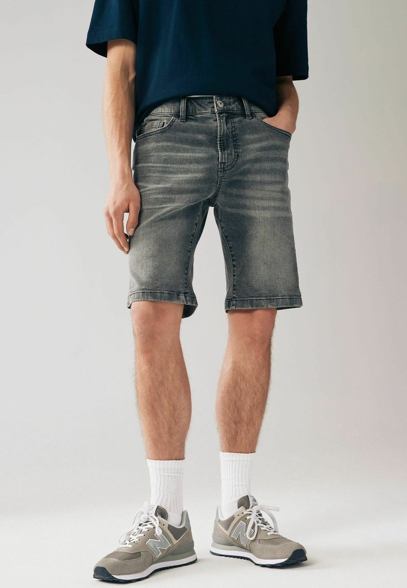 Next SKINNY FIT STRETCH - Jeansshort - grey