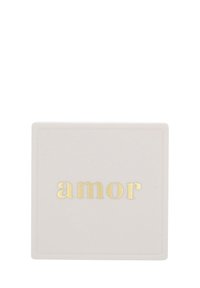 Kvadratisk vit keramisk fat med ordet "amor" i guldtext centrerat på ytan.