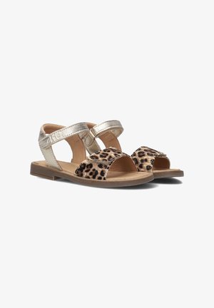 Gouden metalen sandalen met leopardenprint banden, open teen ontwerp, verstelbare gespen, textuur details en een platte, bruine rubberen zool.