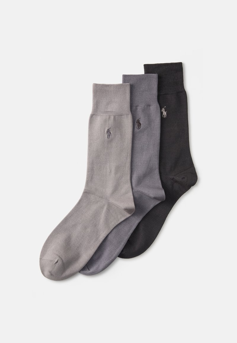 Τρία ζευγάρια από μαλακές πλεκτές κάλτσες σε ανοιχτό γκρι, μεσαίο γκρι και σκούρο γκρι. Κάθε ζεύγος φέρει ένα μικρό κεντημένο λογότυπο κοντά στην κορυφή.