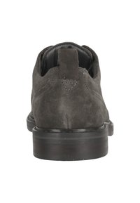 Zapatos de ante gris oscuro con una textura suave, que cuentan con una punta redondeada y un tacón bajo, costuras visibles y una lengüeta en la parte trasera.