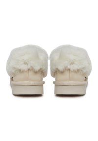 Pantofole beige con fodera in faux fur, suola piatta e punta arrotondata. Texture morbida con un design senza giunture e un'estetica minimalista.