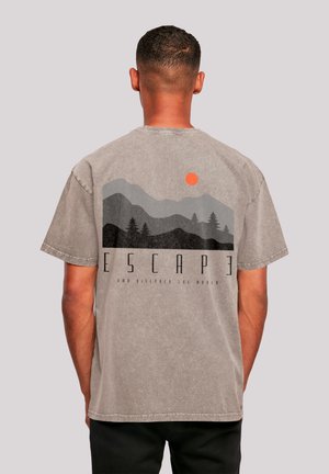 ESCAPE DISCOVER THE WORLD FOREST - Print T-shirt - asphalt